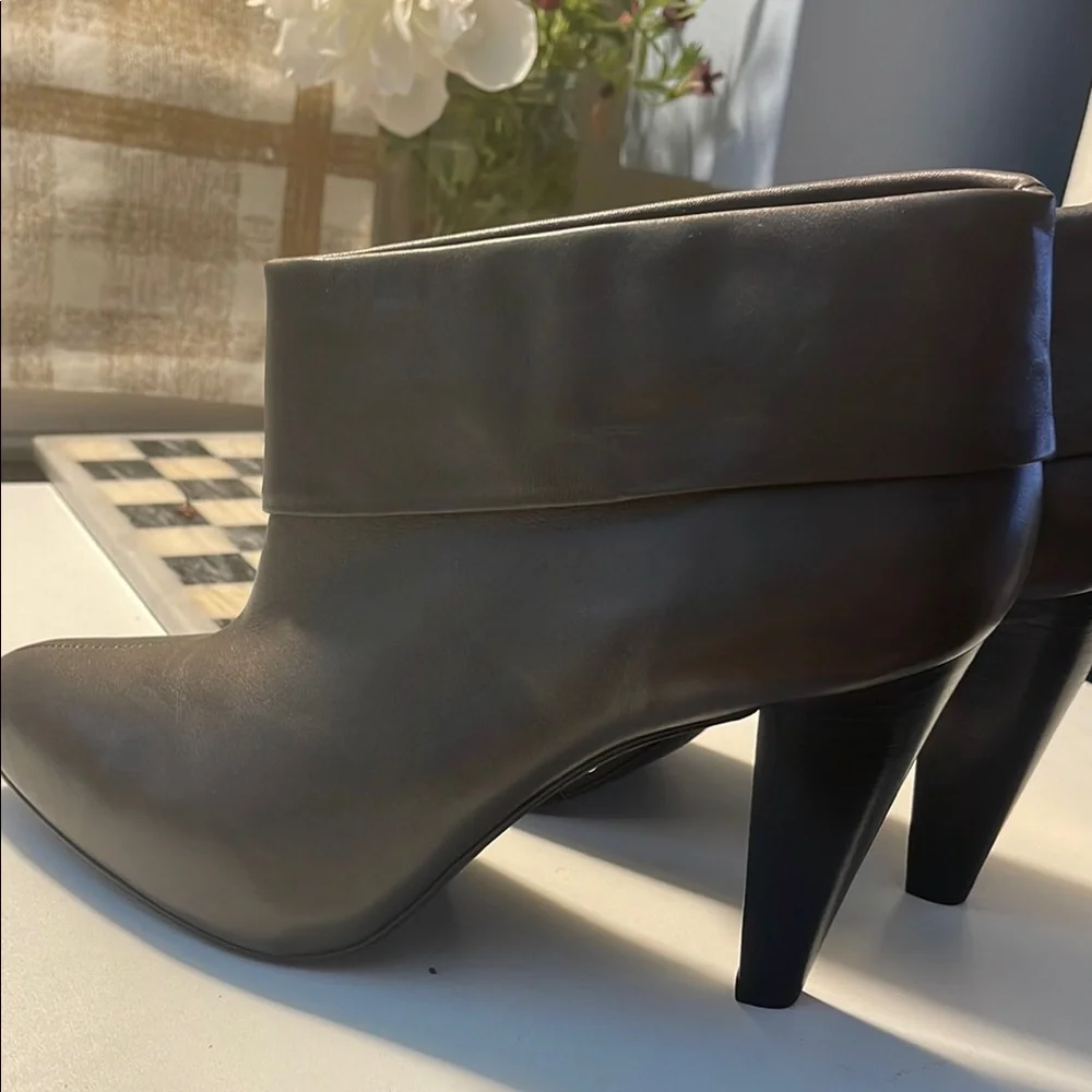 Pour La Victoire Gray Heeled Boots with Curved Heel - Picture 14 of 16